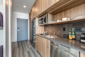 Fridge, microwave, stovetop, dishwasher