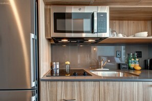 Geladeira, micro-ondas, cooktop, lava-louças