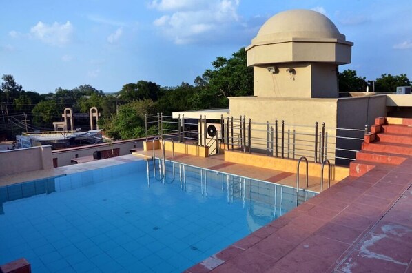 Una piscina al aire libre