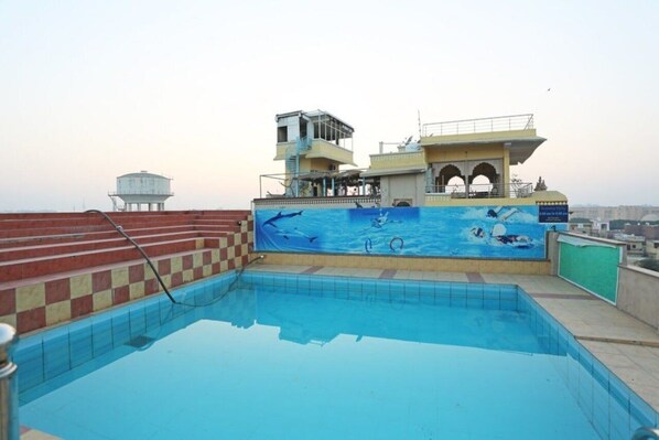 Outdoor pool - Hotel Trisha Bhoomi Residency (Agra)