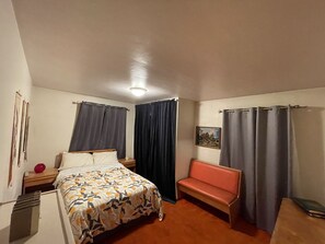 3 室のベッドルーム、WiFi (無料)、ベッドシーツ