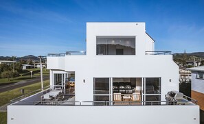 Outdoor dining - BEACH HOUSE_Whangamatā (BEACH HOUSE) - 100m from Harbour (Whangamata)