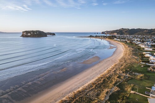 BEACH HOUSE_Whangamatā (BEACH HOUSE) - 100m from Harbour
