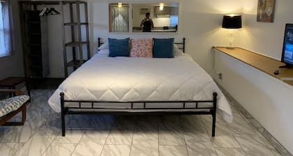 Shabby Chic Guest House LA Hills 2