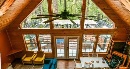 Lassen Creekside Cabin, 9 miles to Park. Snowshoes, EV Charger!