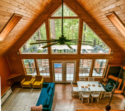 Lassen Creekside Cabin, 9 miles to Park. Snowshoes, EV Charger!