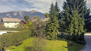 Ein Wohngebiet mit Häusern, einem Rasen und einem Berg im Hintergrund.