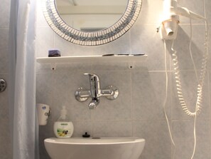 Combined shower/tub, hair dryer, towels