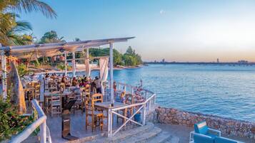 Se sirven comidas, cenas y mariscos con vista a la playa