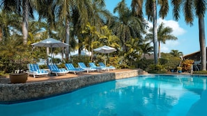 Una piscina al aire libre, sombrillas
