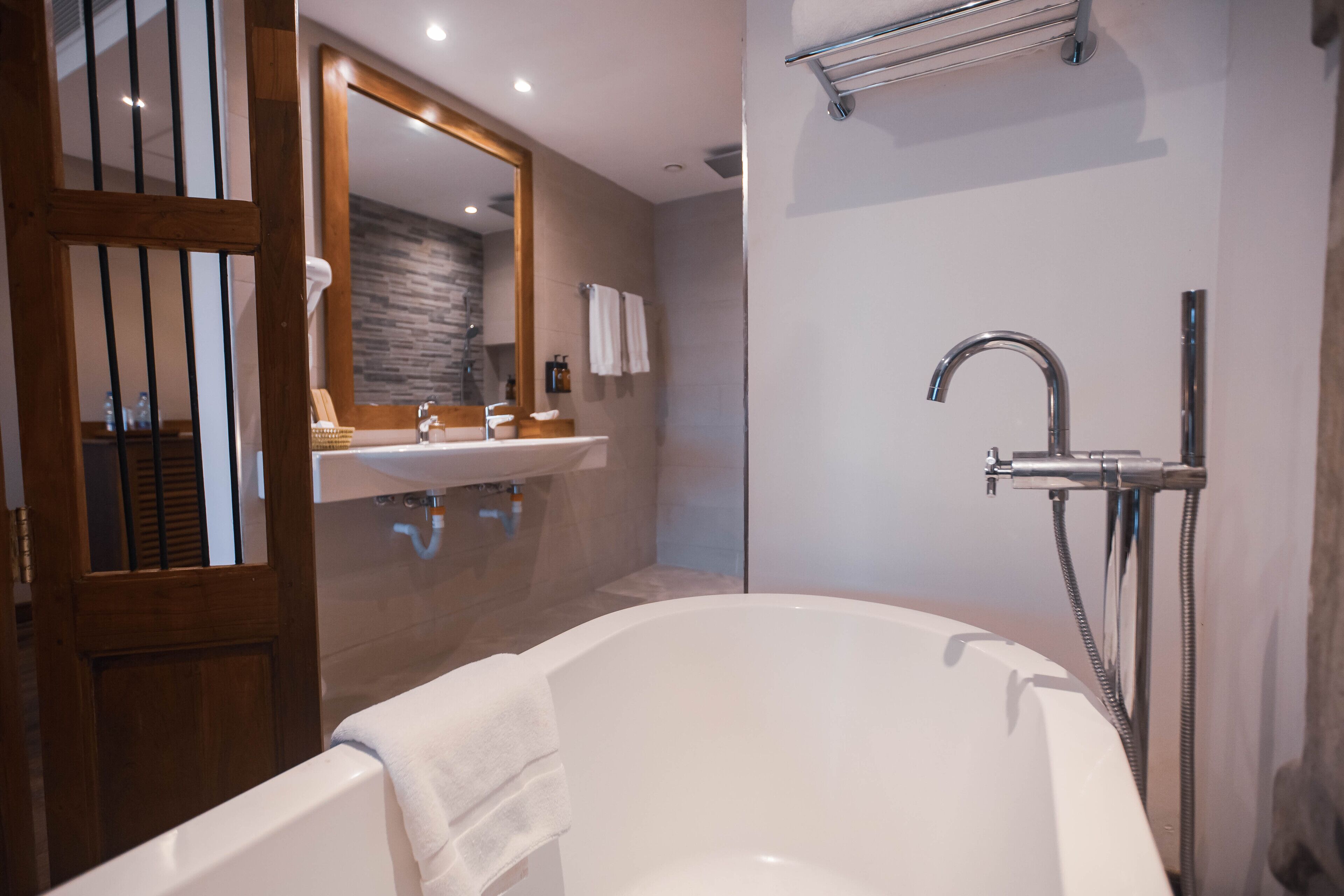 junior room, ocean view | bathroom | free toiletries, bathrobes, slippers, towels