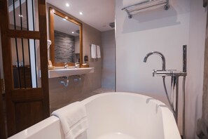 Tower Junior Suite Plus Sea View | Bathroom | Free toiletries, bathrobes, slippers, towels