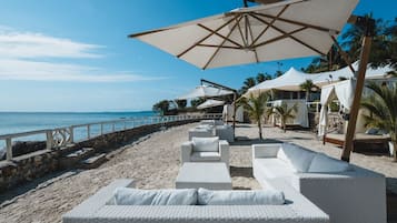 Plage privée, cabines gratuites, chaises longues, parasols