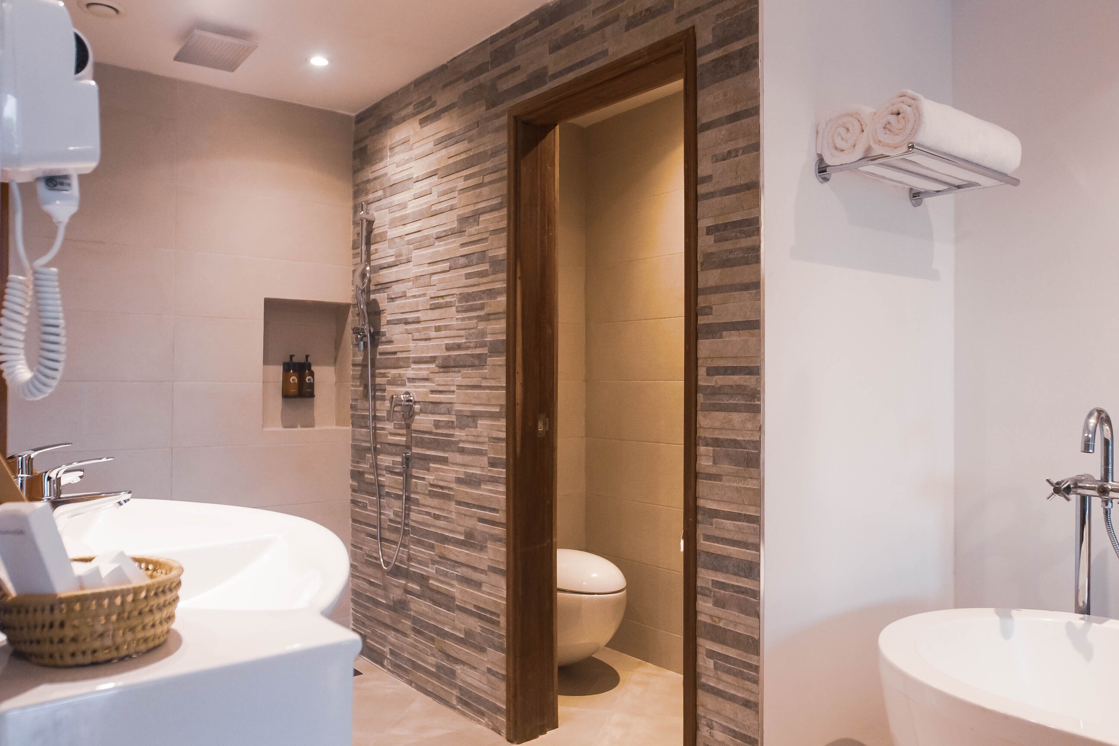 junior room, ocean view | bathroom | free toiletries, bathrobes, slippers, towels