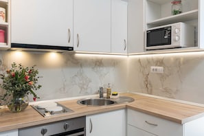 Departamento (Two Bedroom Apartment with Balcony) | Cocina privada | Refrigerador