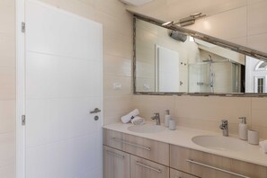 Apartament (Two Bedroom Apartment with Balcony) | Bany | Dutxa i tovalloles 