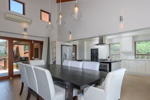 Villa luxueuse, 5 chambres, non-fumeur, vue sur la mer | Repas dans la chambre