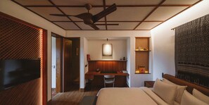 Valley Suites "Arie Smit Hibiscus" | Premium bedding, in-room safe, individually decorated - The Sayan House (Ubud)
