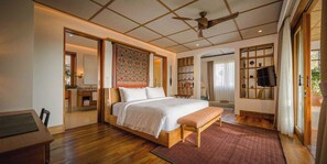 Ropa de cama de alta calidad y caja de seguridad en la habitación 