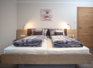 3 Schlafzimmer, Zimmersafe, Schreibtisch, Reisekinderbett