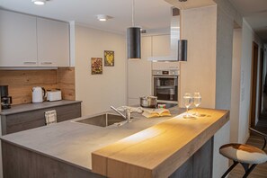 Kühlschrank, Ofen, Geschirrspüler, Hochstuhl