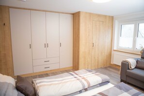 3 bedrooms, in-room safe, desk, iron/ironing board