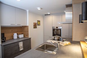 Refrigerador, horno, lavavajillas y periquera 