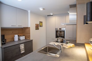 Køleskab, ovn, opvaskemaskine, højstol