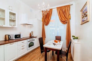 Appartement | Cuisine privée | Grand réfrigérateur, micro-ondes, four