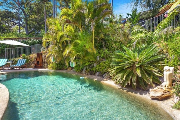 Una piscina al aire libre