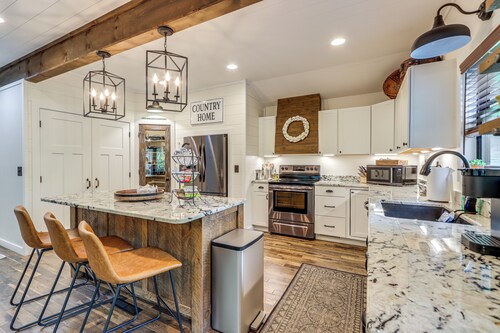 Deck & Fire Pit Bliss: Mountaintown Creek Cottage!