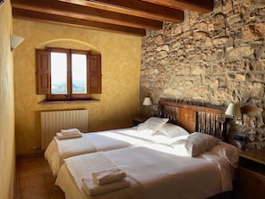 2 bedrooms, iron/ironing board, free WiFi, bed sheets - Les Corts de Cal Farrés, rural house 1 h. from BCN: swimming pool, bbq, garden (Aleny - Calonge de Segarra)