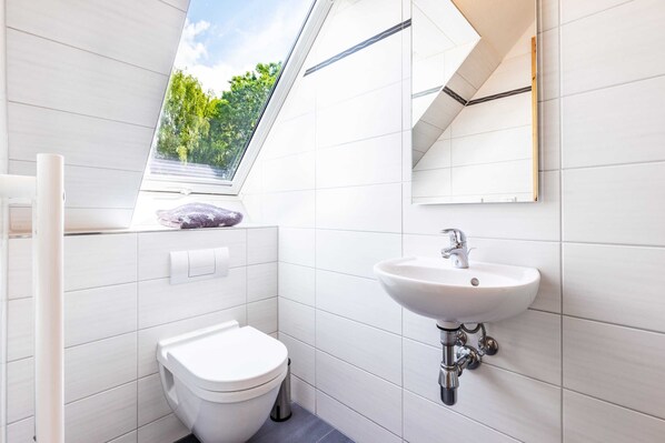 Unclassified image, 1 of 32, button