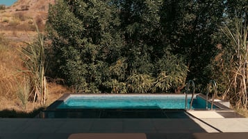 Luxury Tent with Temperature controlled Plunge Pool | Minibar y caja de seguridad en la habitación