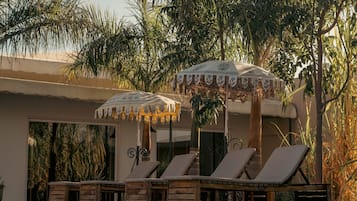 Alberca al aire libre y camastros