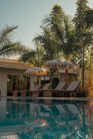 Outdoor pool, sun loungers - Brij Pola, Jawai - Luxury Jungle Camp with Private Pools (Bali)