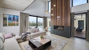 Uma sala de estar moderna com sofá, mesa de centro e lareira.