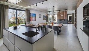 Réfrigérateur, four à micro-ondes, un four, surface de cuisson