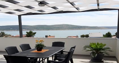 Apartment for 4-6 persons with sea view and pool use