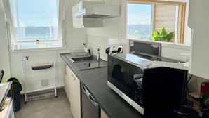 Una cocina moderna con lavavajillas, estufa y ventana con vistas panorámicas.