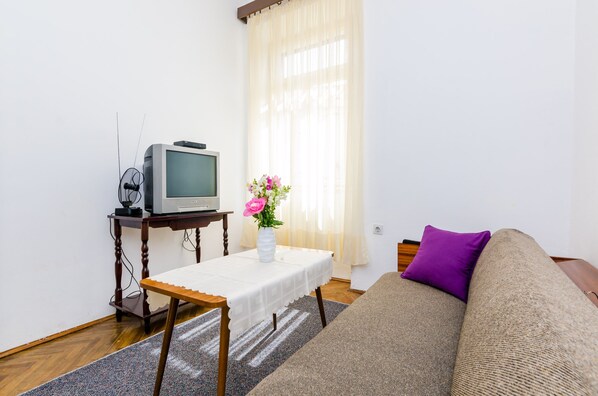 Appartement (Two Bedroom Apartment with Terrace) | Salle de séjour | Téléviseur