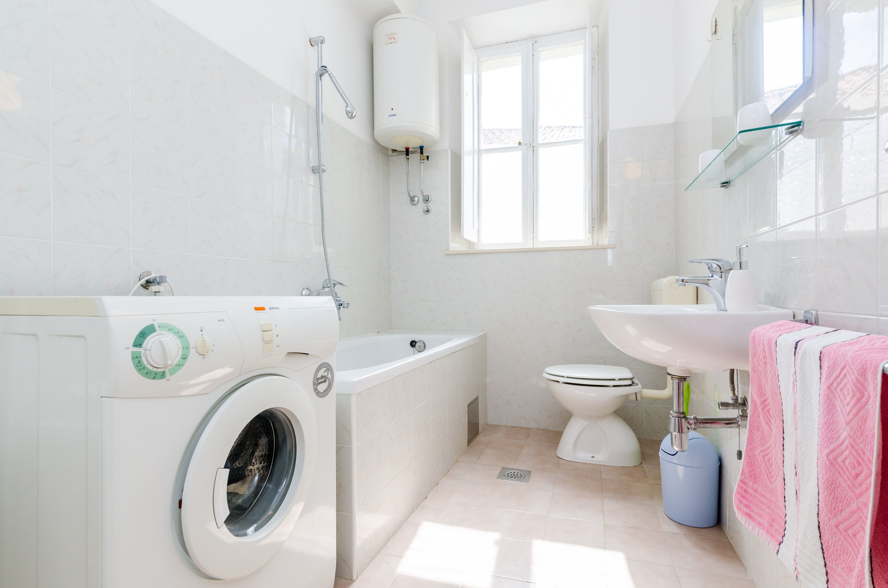 Appartement (Two Bedroom Apartment with Terrace) | Salle de bain | Baignoire, séchoir à cheveux, serviettes fournies
