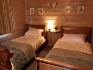 3 chambres, fer et planche à repasser, Wi-Fi, draps fournis