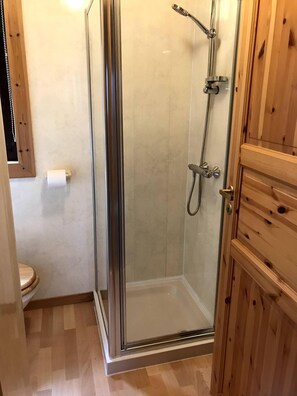 Ensemble douche/baignoire, sèche-cheveux, serviettes fournies, savon