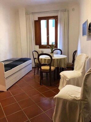City Apartment | Living area | 32-inch flat-screen TV with digital channels, TV - Magnoli The X (Florence)