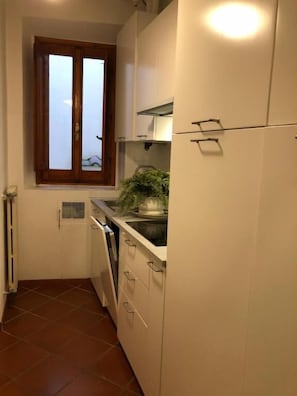 City Apartment | Private kitchen | Full-sized fridge, dishwasher, cookware/dishes/utensils - Magnoli The X (Florence)