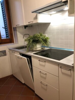 City Apartment | Private kitchen | Full-size fridge, dishwasher, cookware/dishes/utensils - Magnoli The X (Florence)