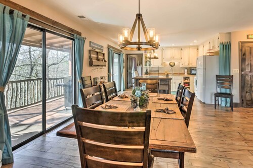 'Joshua’s Lodge' w/ Hot Tub + Mountain Views!