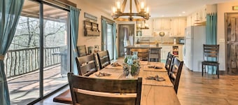 'Joshuaâs Lodge' w/ Hot Tub + Mountain Views!