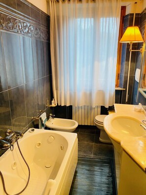 Bathtub - Villa Eleonora with tennis court (castiglione della pescaia)